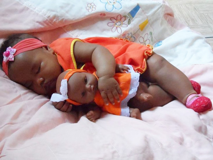 Illustration de l'article : Minute de tendresse avec ces bébés et ces poupées qui se ressemblent comme deux gouttes d'eau !