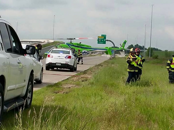 Illustration de l'article : Ce policier distrait une petite fille après le décès de son papa dans un violent accident ! Bravo à lui...
