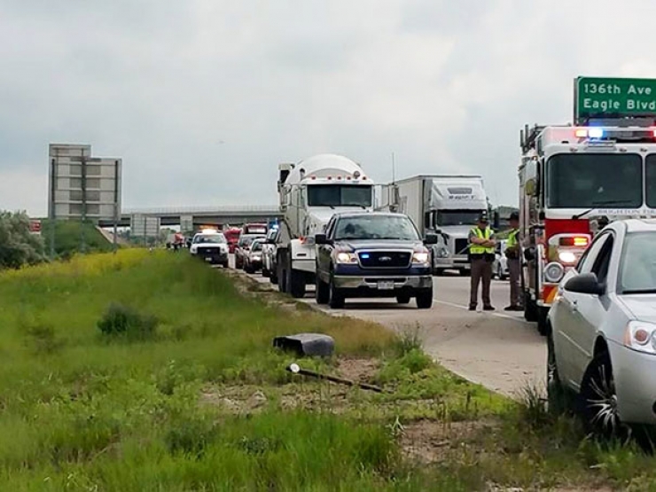 Illustration de l'article : Ce policier distrait une petite fille après le décès de son papa dans un violent accident ! Bravo à lui...