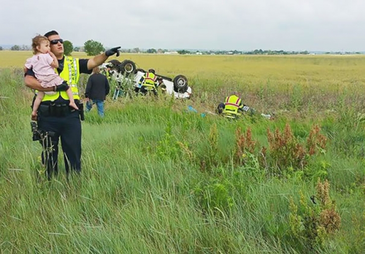 Illustration de l'article : Ce policier distrait une petite fille après le décès de son papa dans un violent accident ! Bravo à lui...
