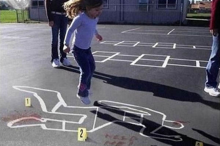 Illustration de l'article : Ces 25 jeux pour enfants qui ont plut&ocirc;t l'air d'avoir &eacute;t&eacute; con&ccedil;us pour des adultes&hellip;