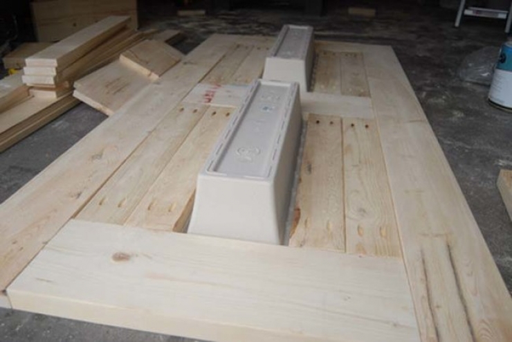 Illustration de l'article : Cette table semble tout &agrave; fait banale pourtant elle cache un c&ocirc;t&eacute; ing&eacute;nieux qui devrait vous plaire, surtout pour l'&eacute;t&eacute; ! 