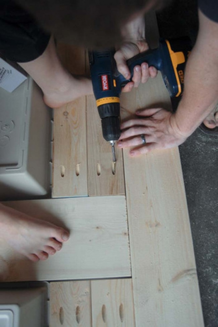 Illustration de l'article : Cette table semble tout &agrave; fait banale pourtant elle cache un c&ocirc;t&eacute; ing&eacute;nieux qui devrait vous plaire, surtout pour l'&eacute;t&eacute; ! 