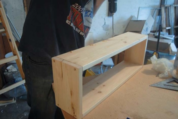 Illustration de l'article : Cette table semble tout &agrave; fait banale pourtant elle cache un c&ocirc;t&eacute; ing&eacute;nieux qui devrait vous plaire, surtout pour l'&eacute;t&eacute; ! 