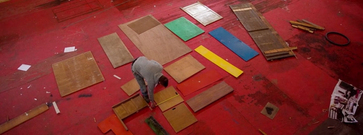 Illustration de l'article : Il recycle de vieilles portes en bois et les transforme en fresques murales g&eacute;antes