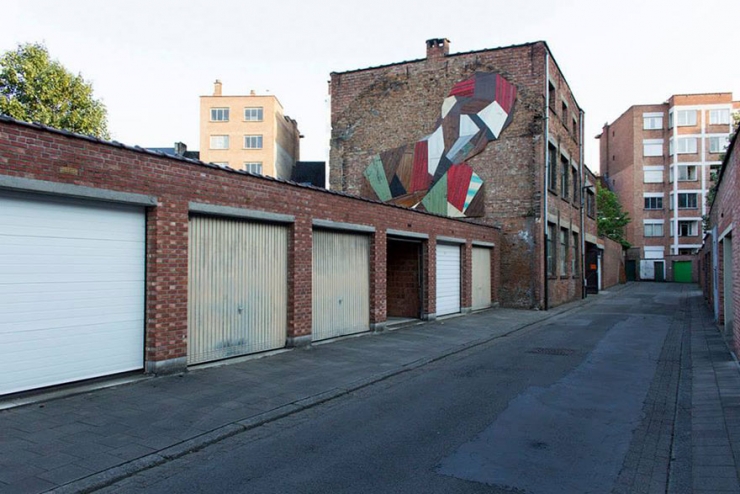 Illustration de l'article : Il recycle de vieilles portes en bois et les transforme en fresques murales g&eacute;antes