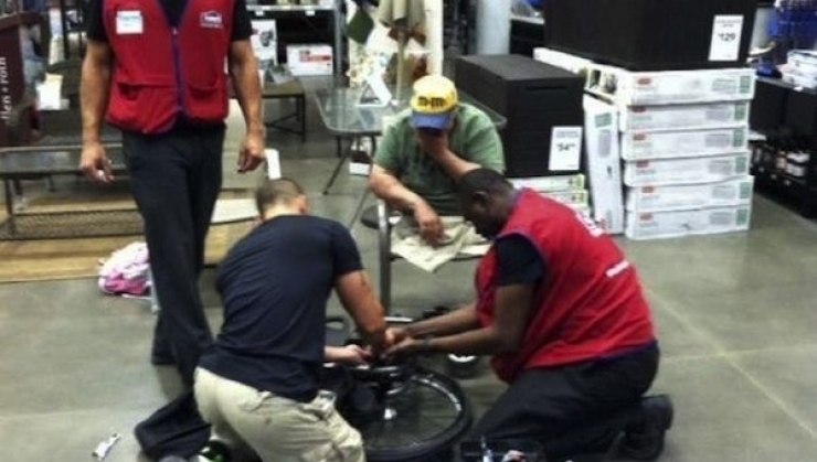 Illustration de l'article : L'&eacute;tonnante solidarit&eacute; de 3 employ&eacute;s pour un v&eacute;t&eacute;ran qui a bris&eacute; sa chaise roulante !