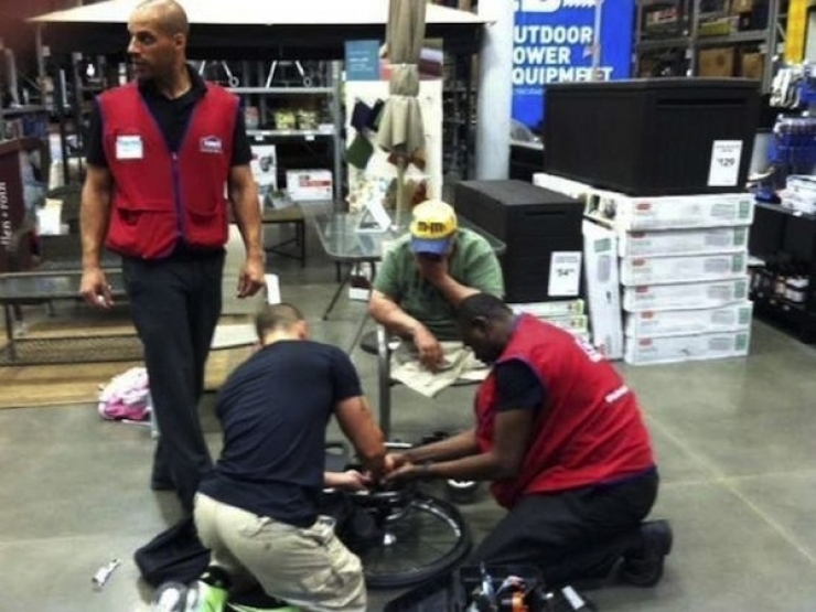 Illustration de l'article : L'&eacute;tonnante solidarit&eacute; de 3 employ&eacute;s pour un v&eacute;t&eacute;ran qui a bris&eacute; sa chaise roulante !