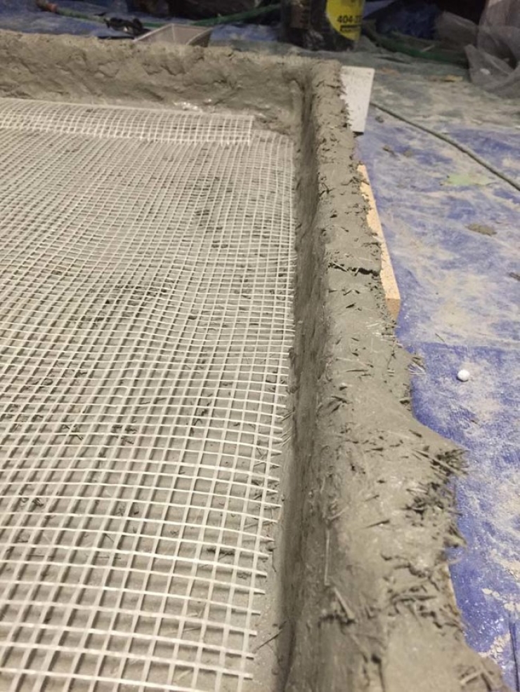 Illustration de l'article : Regardez ce qu'il se réalise pour son salon à l'aide de cette simple dalle en béton... Chapeau !