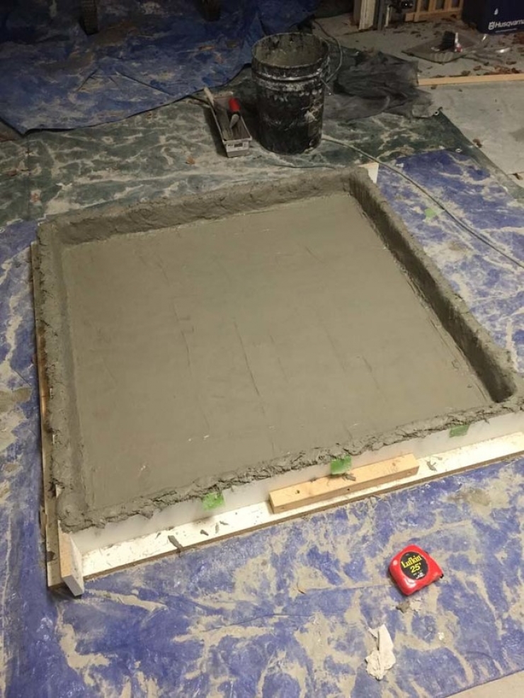 Illustration de l'article : Regardez ce qu'il se réalise pour son salon à l'aide de cette simple dalle en béton... Chapeau !