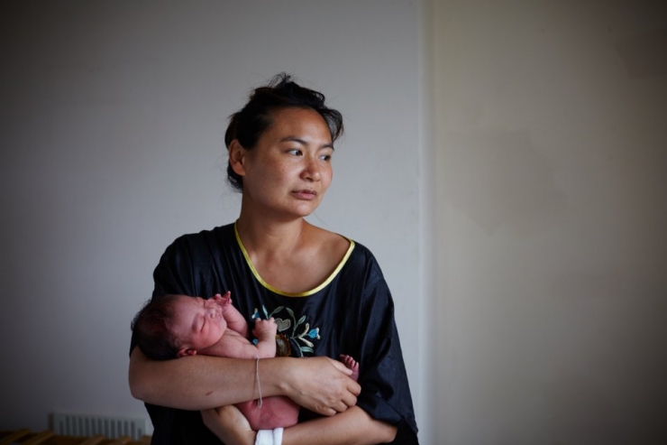 Illustration de l'article : Ces mamans posent avec leurs bébés âgés d'un jour dans les bras. 32 émouvantes photos signées Jenny Lewis