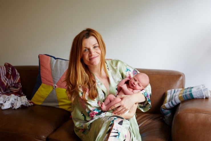Illustration de l'article : Ces mamans posent avec leurs bébés âgés d'un jour dans les bras. 32 émouvantes photos signées Jenny Lewis