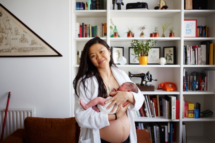 Illustration de l'article : Ces mamans posent avec leurs bébés âgés d'un jour dans les bras. 32 émouvantes photos signées Jenny Lewis