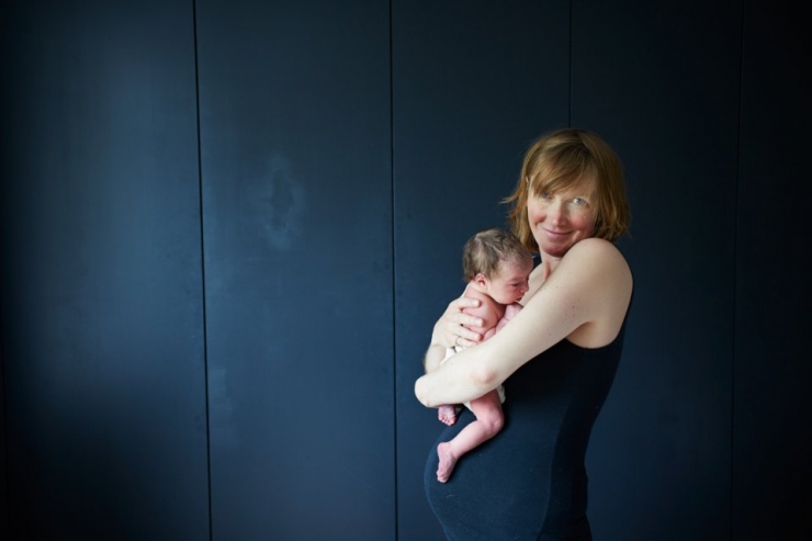 Illustration de l'article : Ces mamans posent avec leurs bébés âgés d'un jour dans les bras. 32 émouvantes photos signées Jenny Lewis