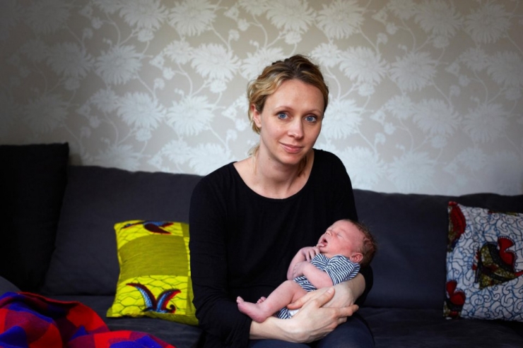 Illustration de l'article : Ces mamans posent avec leurs bébés âgés d'un jour dans les bras. 32 émouvantes photos signées Jenny Lewis