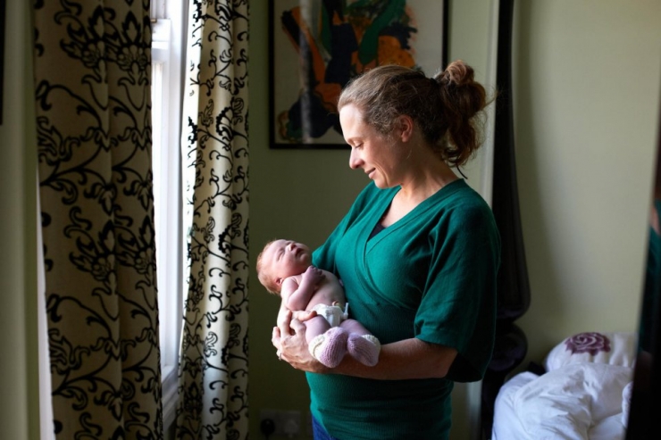 Illustration de l'article : Ces mamans posent avec leurs bébés âgés d'un jour dans les bras. 32 émouvantes photos signées Jenny Lewis