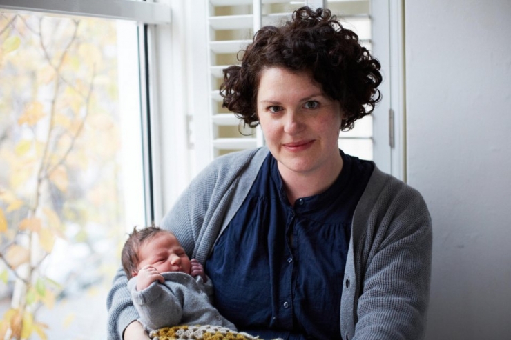 Illustration de l'article : Ces mamans posent avec leurs bébés âgés d'un jour dans les bras. 32 émouvantes photos signées Jenny Lewis