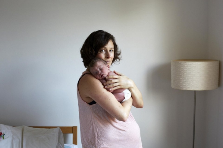 Illustration de l'article : Ces mamans posent avec leurs bébés âgés d'un jour dans les bras. 32 émouvantes photos signées Jenny Lewis