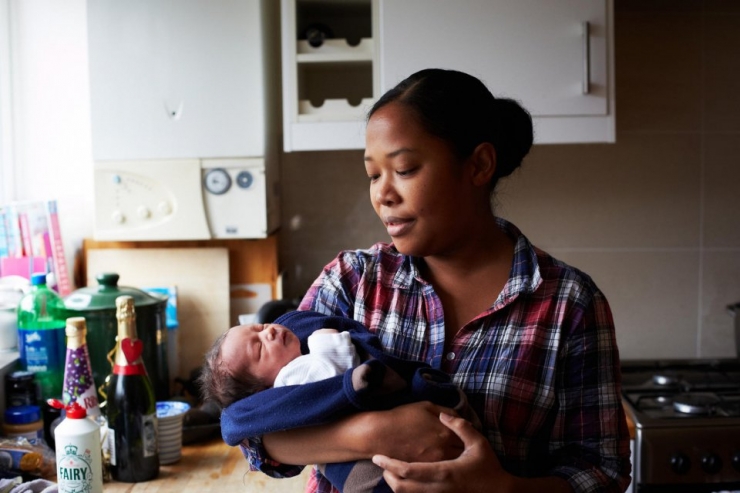 Illustration de l'article : Ces mamans posent avec leurs bébés âgés d'un jour dans les bras. 32 émouvantes photos signées Jenny Lewis