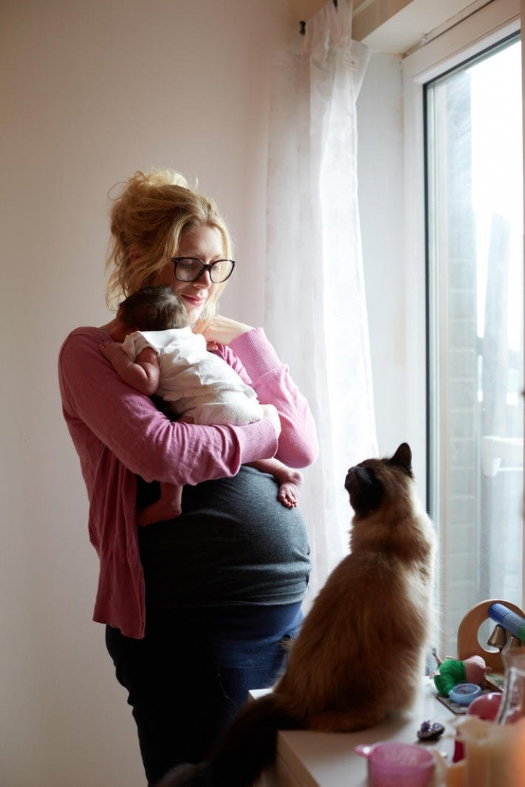 Illustration de l'article : Ces mamans posent avec leurs bébés âgés d'un jour dans les bras. 32 émouvantes photos signées Jenny Lewis