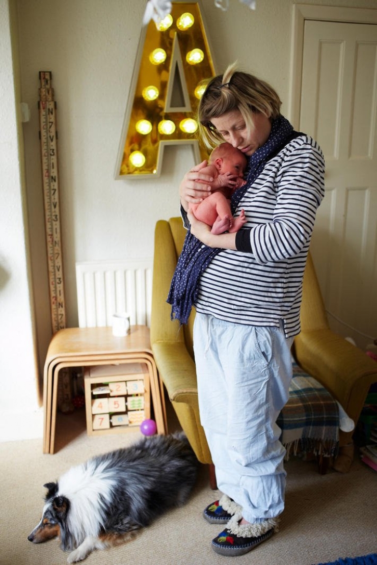 Illustration de l'article : Ces mamans posent avec leurs bébés âgés d'un jour dans les bras. 32 émouvantes photos signées Jenny Lewis