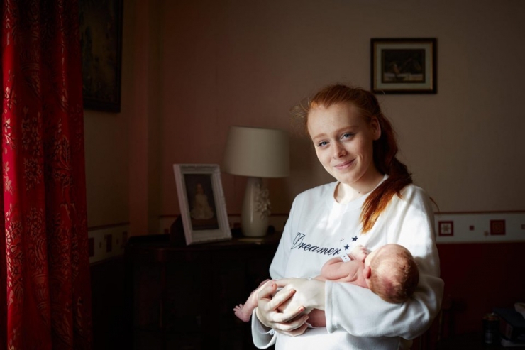 Illustration de l'article : Ces mamans posent avec leurs bébés âgés d'un jour dans les bras. 32 émouvantes photos signées Jenny Lewis