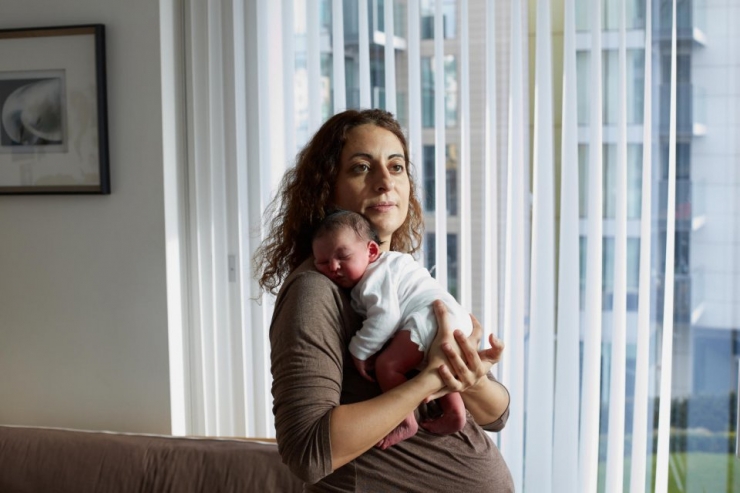 Illustration de l'article : Ces mamans posent avec leurs bébés âgés d'un jour dans les bras. 32 émouvantes photos signées Jenny Lewis