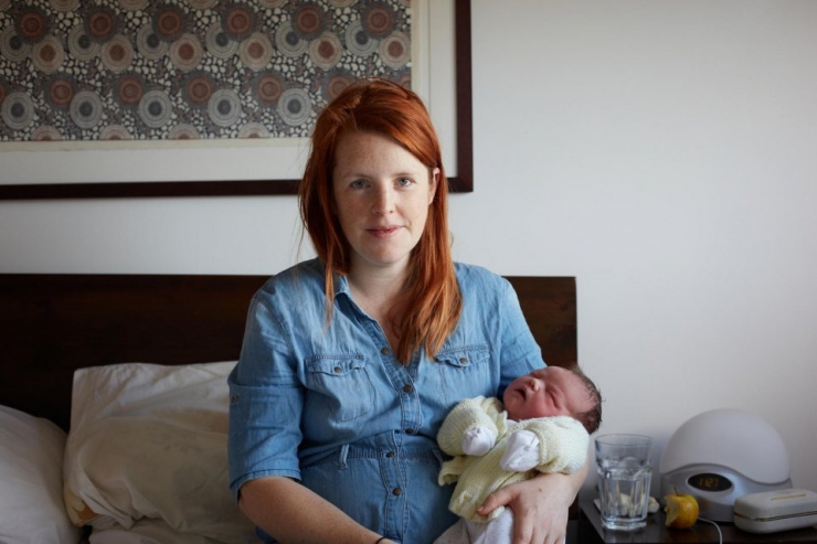 Illustration de l'article : Ces mamans posent avec leurs bébés âgés d'un jour dans les bras. 32 émouvantes photos signées Jenny Lewis