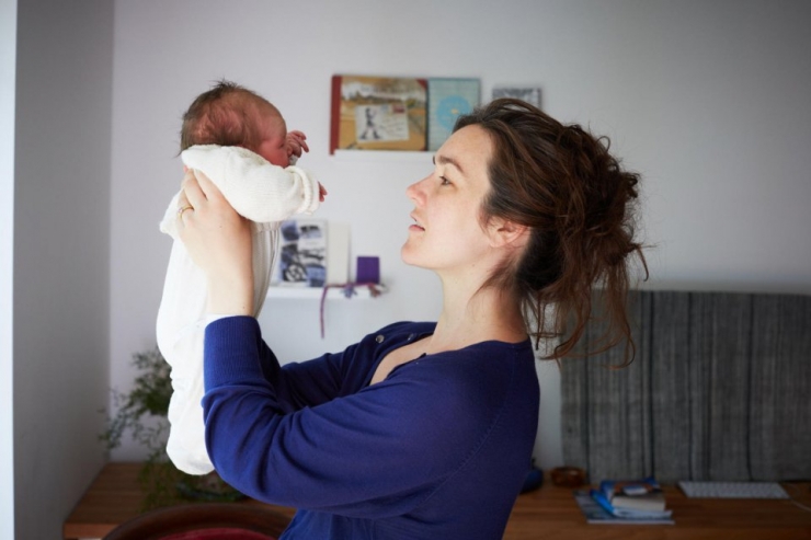 Illustration de l'article : Ces mamans posent avec leurs bébés âgés d'un jour dans les bras. 32 émouvantes photos signées Jenny Lewis