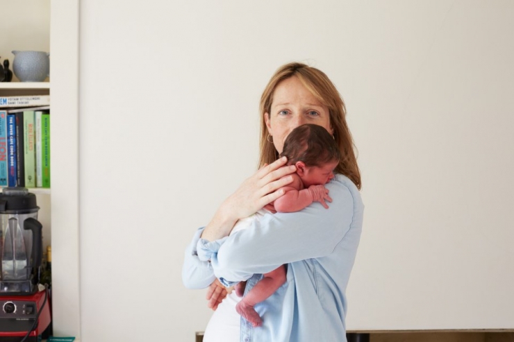 Illustration de l'article : Ces mamans posent avec leurs bébés âgés d'un jour dans les bras. 32 émouvantes photos signées Jenny Lewis