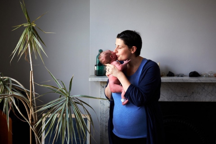 Illustration de l'article : Ces mamans posent avec leurs bébés âgés d'un jour dans les bras. 32 émouvantes photos signées Jenny Lewis