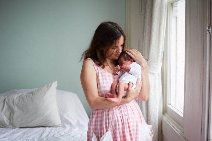 Illustration de l'article : Ces mamans posent avec leurs bébés âgés d'un jour dans les bras. 32 émouvantes photos signées Jenny Lewis