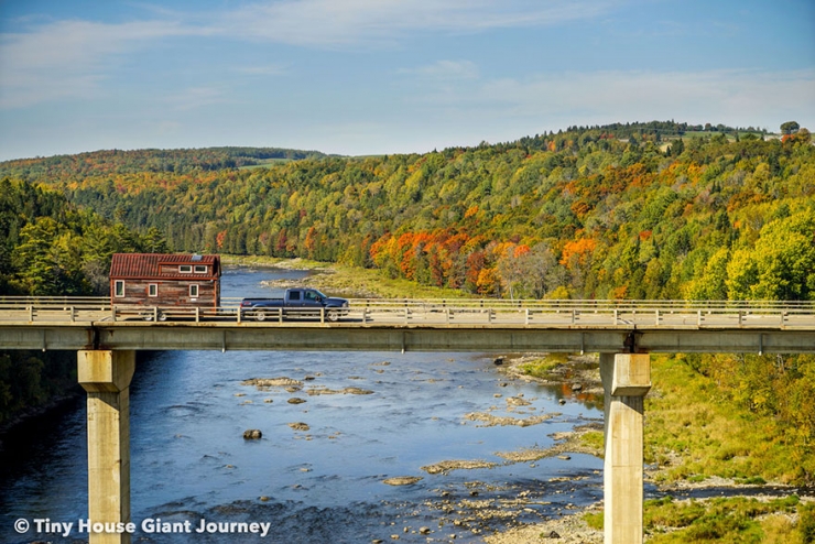 Illustration de l'article : Ce couple d&eacute;cide de tout plaquer pour parcourir le monde dans une maison tr&egrave;s sp&eacute;ciale...