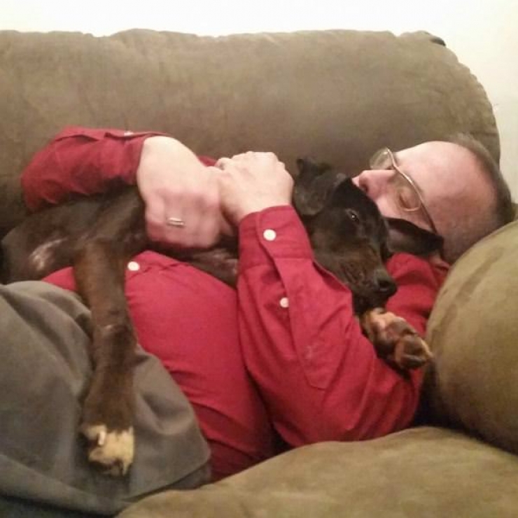 Illustration de l'article : Ces motards tombent sur une cage abandonn&eacute;e et restent bouche b&eacute;e en voyant ce qui s'y trouve...