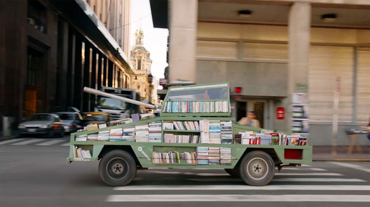 Illustration de l'article : Au volant de son char, Raul distribue des livres gratuits dans les rues de Buenos Aires