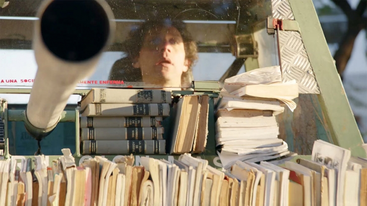 Illustration de l'article : Au volant de son char, Raul distribue des livres gratuits dans les rues de Buenos Aires