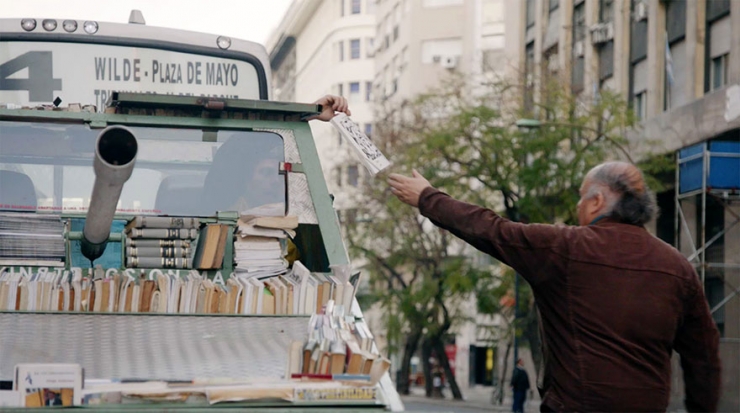 Illustration de l'article : Au volant de son char, Raul distribue des livres gratuits dans les rues de Buenos Aires