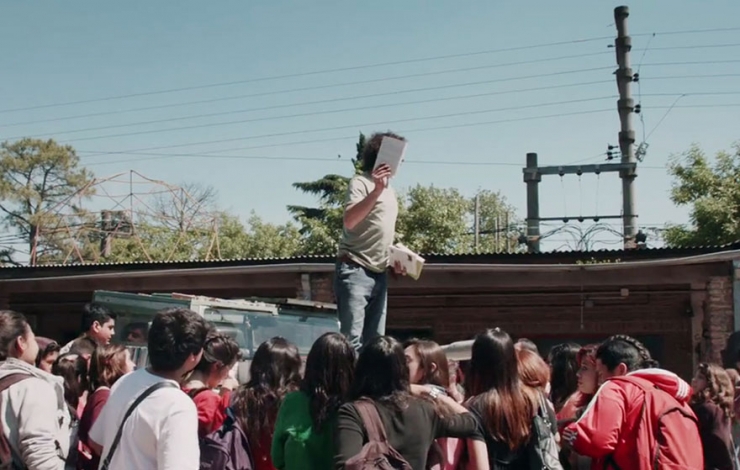 Illustration de l'article : Au volant de son char, Raul distribue des livres gratuits dans les rues de Buenos Aires