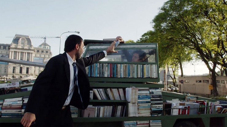 Illustration de l'article : Au volant de son char, Raul distribue des livres gratuits dans les rues de Buenos Aires