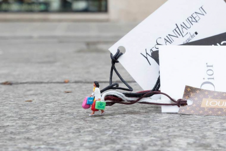 Illustration de l'article : Il con&ccedil;oit d'amusantes sc&egrave;nes miniatures et les diss&eacute;mine un peu partout en esp&eacute;rant que quelqu'un les trouve