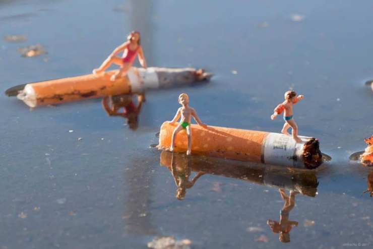 Illustration de l'article : Il con&ccedil;oit d'amusantes sc&egrave;nes miniatures et les diss&eacute;mine un peu partout en esp&eacute;rant que quelqu'un les trouve