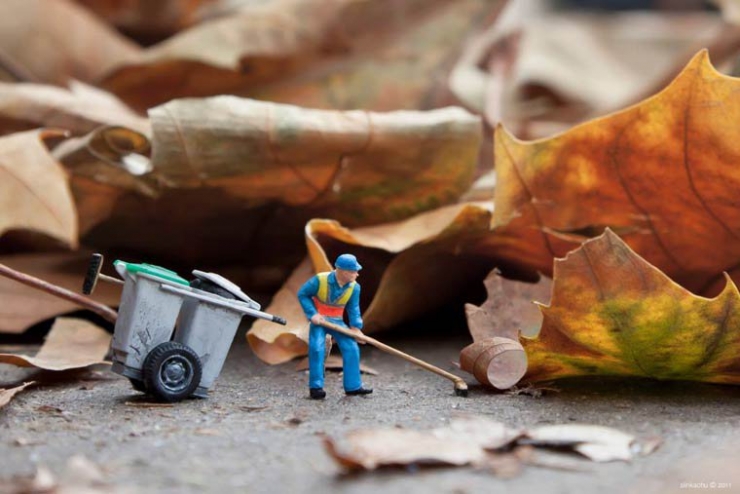 Illustration de l'article : Il con&ccedil;oit d'amusantes sc&egrave;nes miniatures et les diss&eacute;mine un peu partout en esp&eacute;rant que quelqu'un les trouve