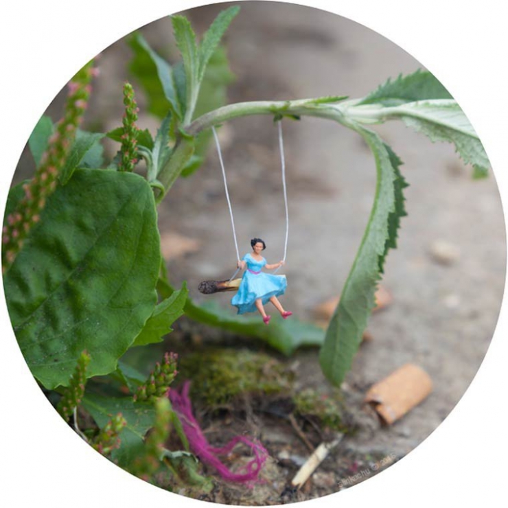 Illustration de l'article : Il con&ccedil;oit d'amusantes sc&egrave;nes miniatures et les diss&eacute;mine un peu partout en esp&eacute;rant que quelqu'un les trouve