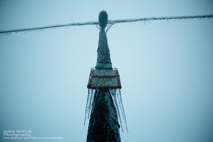 Illustration de l'article : Un brouillard givrant d'une rare puissance produit cette vision apocalyptique immortalisée par un photographe