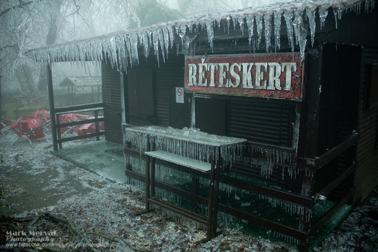 Illustration de l'article : Un brouillard givrant d'une rare puissance produit cette vision apocalyptique immortalisée par un photographe