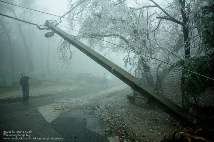Illustration de l'article : Un brouillard givrant d'une rare puissance produit cette vision apocalyptique immortalisée par un photographe