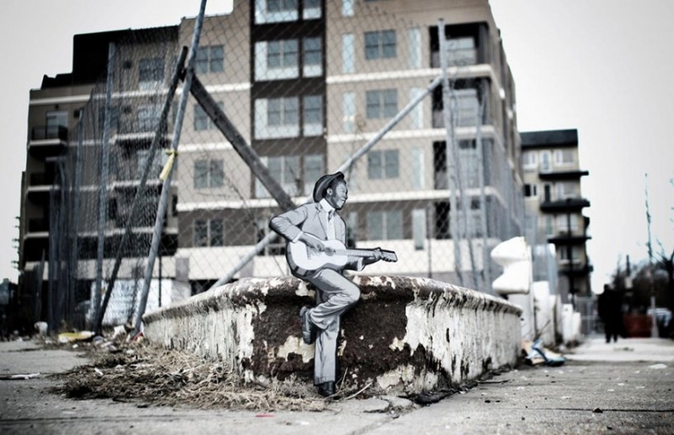 Illustration de l'article : Il peuple les rues de ses &eacute;tonnants petits personnages en bois