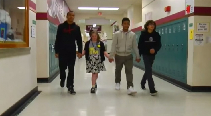 Illustration de l'article : Une cheerleader trisomique &eacute;tait intimid&eacute;e par la foule jusqu'&agrave; ce que 3 basketteurs s'en m&ecirc;lent...