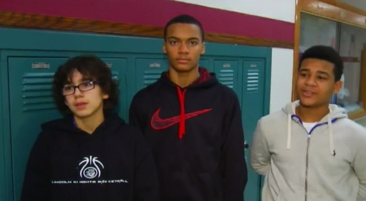 Illustration de l'article : Une cheerleader trisomique &eacute;tait intimid&eacute;e par la foule jusqu'&agrave; ce que 3 basketteurs s'en m&ecirc;lent...