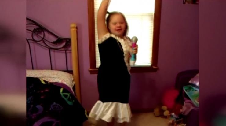 Illustration de l'article : Une cheerleader trisomique &eacute;tait intimid&eacute;e par la foule jusqu'&agrave; ce que 3 basketteurs s'en m&ecirc;lent...